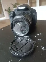 треснул всего лишь светофильтр. он стоит копейки. а линза целая. так что ничего страшного не случилось