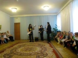 "В лесу родился Люцифер
В лесу он долго рос
И много,много гадостей
Людишкам он принёс".