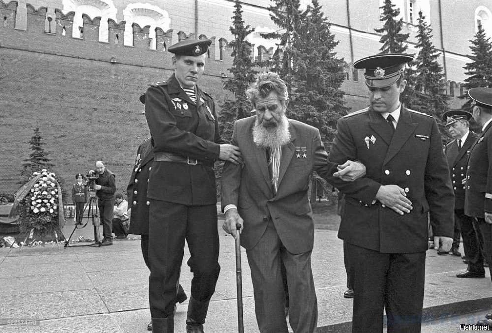 Поразило одно фото (автор - Владимир Сычёв). На заднем плане пожилой мужчина с бородой, характерной внешности (широкий нос, борода, прическа своеобразная). Как мне кажется - это  Виктор Николаевич Леонов, легендарный разведчик Северного флота (он, кста, после войны жил в Москве и мог попасть в объектив)...