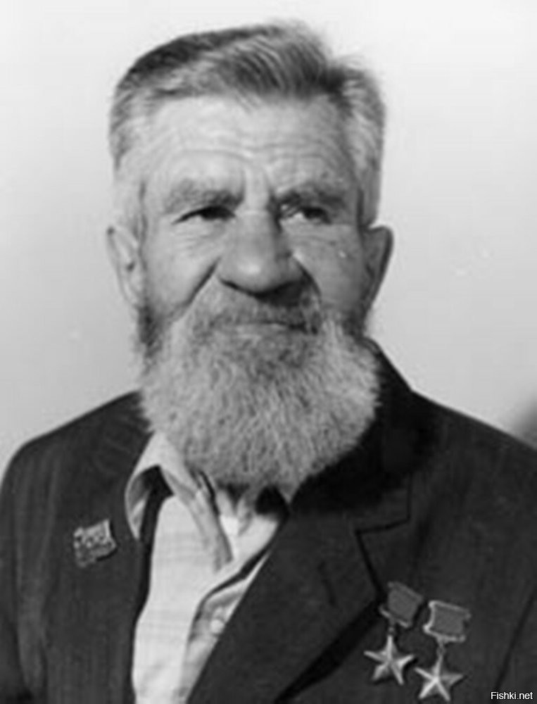 Поразило одно фото (автор - Владимир Сычёв). На заднем плане пожилой мужчина с бородой, характерной внешности (широкий нос, борода, прическа своеобразная). Как мне кажется - это  Виктор Николаевич Леонов, легендарный разведчик Северного флота (он, кста, после войны жил в Москве и мог попасть в объектив)...