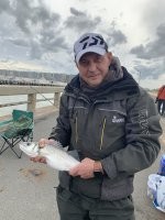 Ну как бы на рыбалке без кепки очень трудновато бывает , весь день стоять на солнце или под дождем . Я и сам их не ношу но на рыбалке одеваю , уже не маленький и не хочется последние дурные волосы потерять которые покидают умную голову :)