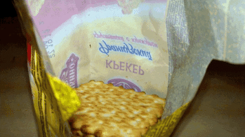 И печеньки к нему