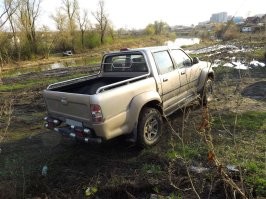 Первыми китайцами на нашем рынке были Вингл, Дир, Сейф, Адмирал, Пегас, позже Ховеры. Никакой пластмассой салоны не воняли - обычный запах нового автомобиля. У меня в числе прочего, Адмирал 2005 г.в. Прекрасно ходит по сей день. И это не копия с Тойоты. Мотор инжекторный Тойота 4У, коробка с раздаткой свои но при желании можно заменить на Мазда бонго или Киа бонго 3 (не идентичны!), передний мост на подрамнике свой, а ступичная часть испльзует узлы и детали Киа Спортаж или Мазда и Киа бонго. Хабы собственные, но можно поставить ручные или автоматические (механика) аргентинского пр-ва. За время эксплуатации заменил стартер с венцом, хабы поставил ручные, ну и расходники типа комплекта всех ступичных подшипников, рулевые наконечники, 2 комплекта колёс уходил. Вот мой красавéц в прошлом году на рыбалке: