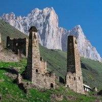 На Кавказе тоже похожие башни стоят и немало !