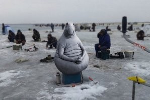 "Вот бывают такие дурачки": рыбак с риском для жизни спасал удочки с пути танкера