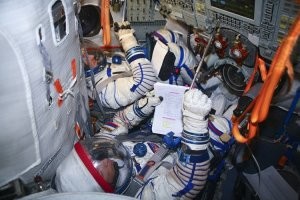 "Корабль специально модифицировали, чтобы у него была возможность управлять им."
Ему выдали более длинную палочку?