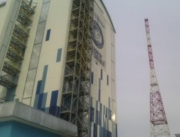 Не, это вообще, не Фотошоп, а программа на смартфоне "Полиш". 
Она гораздо скромнее по возможностям. 
За Фотошоп я не брался уже многого лет. 
Хотя начинал, ещё в конце 90-х. :) 

С 3Д я не работал никогда. 
Баловался в 3Д Максе, конечно, но это тоже, лет двадцать назад было. 

Чувак с глазами, это я. 
В семимесячной  коммандировке на космодроме Восточный. 

А башни, это Ям Ижора и Гатчина, под Питером. Релейные антенны юстировал. 
Промальп я. В том числе.