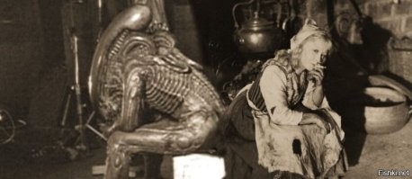 Художник искусно совмещает советское и голливудское кино