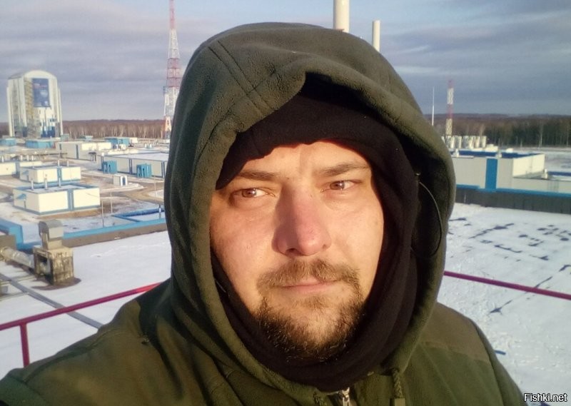 Не, это вообще, не Фотошоп, а программа на смартфоне "Полиш". 
Она гораздо скромнее по возможностям. 
За Фотошоп я не брался уже многого лет. 
Хотя начинал, ещё в конце 90-х. :) 

С 3Д я не работал никогда. 
Баловался в 3Д Максе, конечно, но это тоже, лет двадцать назад было. 

Чувак с глазами, это я. 
В семимесячной  коммандировке на космодроме Восточный. 

А башни, это Ям Ижора и Гатчина, под Питером. Релейные антенны юстировал. 
Промальп я. В том числе.