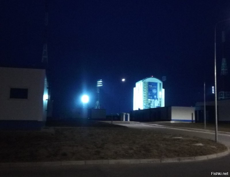 Не, это вообще, не Фотошоп, а программа на смартфоне "Полиш". 
Она гораздо скромнее по возможностям. 
За Фотошоп я не брался уже многого лет. 
Хотя начинал, ещё в конце 90-х. :) 

С 3Д я не работал никогда. 
Баловался в 3Д Максе, конечно, но это тоже, лет двадцать назад было. 

Чувак с глазами, это я. 
В семимесячной  коммандировке на космодроме Восточный. 

А башни, это Ям Ижора и Гатчина, под Питером. Релейные антенны юстировал. 
Промальп я. В том числе.
