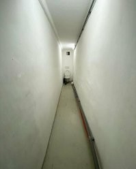 Работал в бизнес-центре, там был подобный туалет, немного короче и шире на пол метра примерно, унитаз за дверью, но по пути к нему два беде, если кто-то ссыт, то выходящий из туалета должен был подождать или подвинуть и протиснутся за спиной.