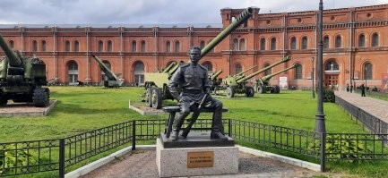 Тоже интересные артефакты. Можно много узнать. Есть там и старинные русские экземпляры. Так дали узнать иным кое чего... А посту заслуженный минус, как и всем подобным постам, где ни разу не упомянуты вещи из России.