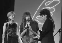 Тот что по центру на Шурочкина похож,отца Нюши.