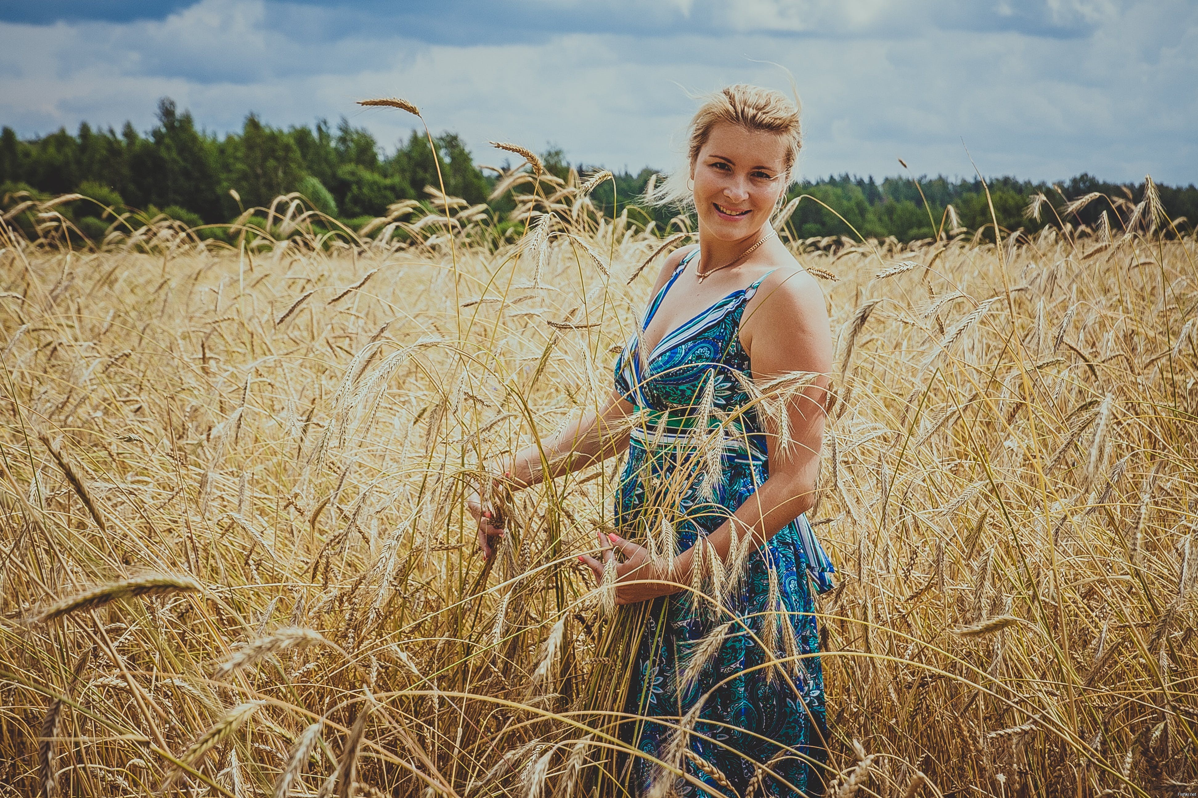 Пышные деревенские женщины. Женщина в пшеничном поле. Женщины в сельском хозяйстве. Красивые сельские женщины. Фотосессия в пшеничном поле.