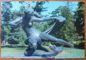 Этих не читал, а теперь уже и не буду... 
Но, в детстве у меня была своя любимая литовская сказка - "Эгле, королева ужей". Как прочитаю, так плачу над финалом... До сих пор считаю одной из лучших детских сказок с печальным концом. 
Обложка = памятник героине.