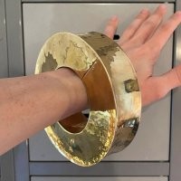 "Латунный браслет ручной работы 1970-х годов" Есть сильное подозрение, что это заглушка изоляции на срезе сэндвич-дымохода. Сейчас такие вещи делаются из нержавейки.