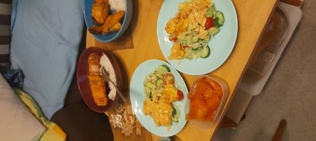 дополню рецепт . 
после того как подержали на второй стороне секунд 30 (до подрумянивания ) берем жирные сливки и вливаем на сковородку , убавляем огонь до минимума и помешивая тушим минут 5-7 до чуть загустения сливок (станут кремового цвета -чуть темней чем белый) снимаем не открывая крышку . рвем свежий салат . чуть разминая листики , режем помидорки убирая твердый хвостик и сердцевину , парочку свежих корнишончиков (они прям свежим вкусом обладают ) 
выкладываем на тарелку прям сверху столовой ложкой выкладываем креветки с сливочным соусом и сбрызгиваем лимонным соком . 
приятного аппетита. 
пы.сы. получается примерно вот так