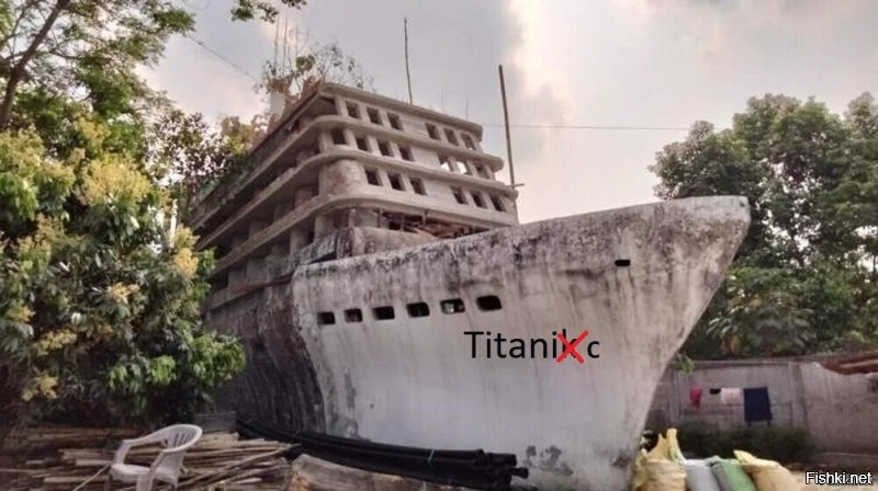 Индиец уже 13 лет строит себе дом в виде «Титаника»