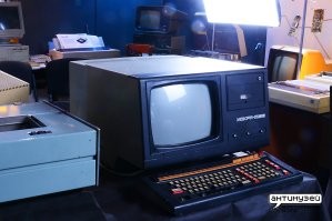 А что тогда была цыфровая? На бытовых прибрах точно не было.  

На приведённом на фото аппарате можно было записывать программы на обычную магнитофонную кассету, причём использовалась вся шинина плёнки, т.е. кассета становилась односторонней. Других устройств писавших на кассету цыфру я в то время не встречал.