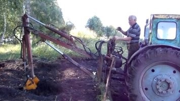 С завода не комплектовался, но раз вал отбора мощности есть, то народ доделывал))) На рисунке просто допиленная самоделка))))