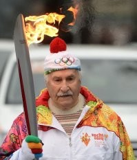 Влади мир Миха йлович Зе льдин (28 января (10 февраля) 1915, Козлов, Тамбовская губерния, Российская империя   31 октября 2016, Москва[1], Россия) 

2013г. 98-летний Владимир Зельдин принял эстафету Олимпийского огня у памятника Петру I, после чего, преодолев свои метры дистанции (каждый факелоносец пробегает от 100 до 200 метров) передал факел.