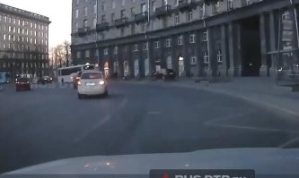 Да рег чудак на букву "М", у которого дохрена времени и ни сколько жалости к своей машине! Вот когда тётка поворотник включила, можно было подумать немного! Лично я баб за рулём за версту чую и вижу - держусь осторожно.