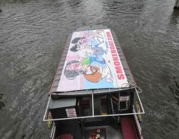 Так вообще не накажут или накажут, но не сильно? Спрашиваю чисто из любопытства, не подумайте плохого. 
ПС. Кстати, прикольно что в Амстердаме всё четко поделено на зоны где курить траву можно, а где - нет. Скажем, на этом катере можно, а на некоторых детских площадках висят объявления: "Тут - низя!"