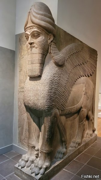 "В аккадской и ассирийской мифологии ламассу богиня-покровительница в виде крылатого льва с человеческой головой."

Богиня... С бородой и усами... Где-то я уже видел. И пятая нога немного смущает.