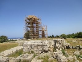 Колосс Родосский..хватит нести чушь, что статуя была в гавани и под ее ногами ходили суда. Обломки ещё лет триста лежали на земле, горожане боялись гнева богов и не восстанавливали и не убирали. А потом убрали... это место сегодня на Родосе.