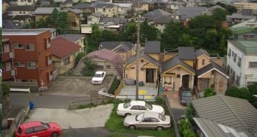 Был там два раза. Не остался очарованным от слова совсем. На улицах нет никакой экзотики, одни бетонные джунгли. На окраине живут друг у друга на головах. Причем такая лачуга стоит миллион бакинских.