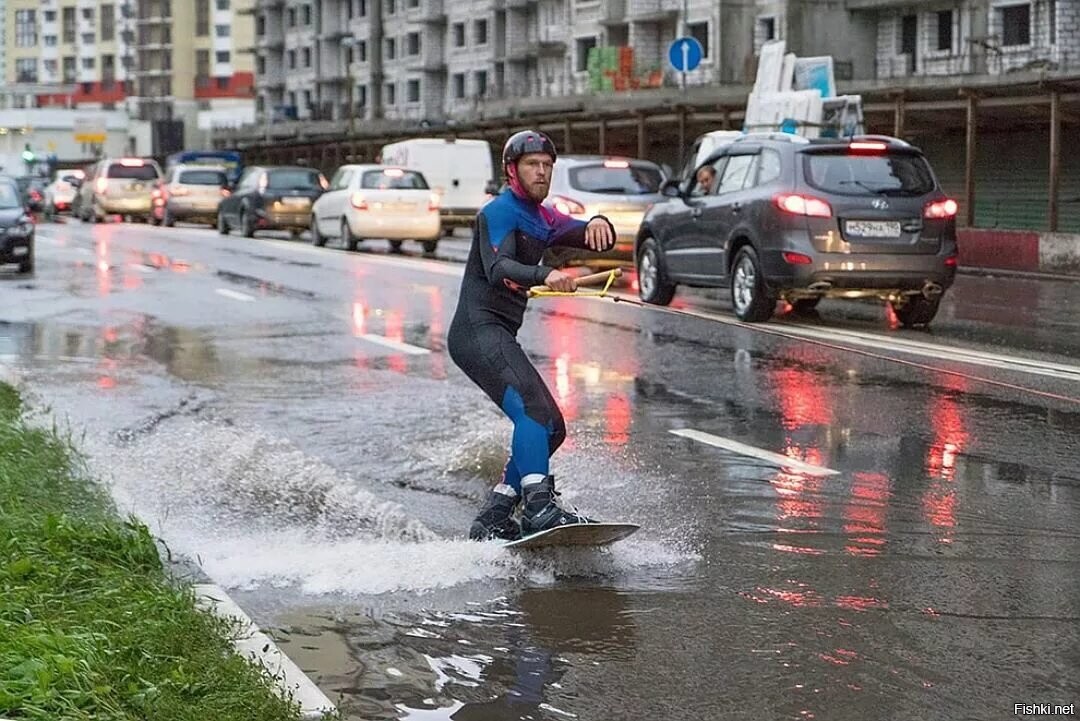 Человек перепрыгивает машину