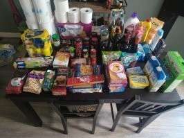 Орешки,спагетти,соки,туалетная бумага.Где тут продукты?