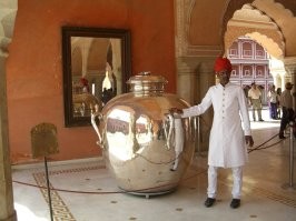 Вот пропорции. И да, у меня на даче есть бак на 3000 литров и я понимаю его размер, поэтому и писал, что жидкость не сжимаема и запихать туда 4500 литров невозможно )