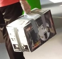 Интересно, чем автора удивила коробка, с ручкой для удобства переноски?