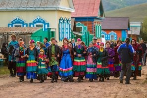 Самая длинная деревенская улица в мире имеет длину 17 км. Это Коммунистическая улица в деревне Бичура в Республике Бурятия. Данная улица занесена в книгу Рекордов Гиннеса.

Поляки даже до бурят не дотягивают, хотя Бичура - это русское село, где живут семейские - старообрядцы.