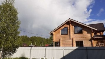 У нас участки 35*35 метров. свой дом я поставил в углу, с отступом от забора по 5 метров.  Соседи же, имея равные условия по всем углам, сделали тоже самое. Расстояние от своего забора они выдержали 3-5 метров. Но визуально дом стоит очень близко, еще и с окнами на мою сторону, неприятно.