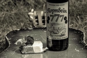 "употребляется вместе с хлебом и крепким красным вином." - Так что ли?