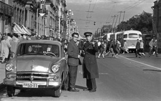 А теперь взгляните вот сюда, Вас снимает скрытая камера