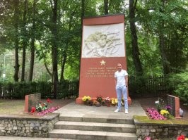 В Латвии тоже самое , шествия факельные а вот 9 мая под запретом , в этом году можно еще и присесть за празднование 9того , самое интересное что они с братскими кладбищами делать будут ? . Я допустим каждый год в Брюсселе хожу на братское и постоянно с цветами а там венки даже от города Брюссель и ветеранов Бельгии .  Первое фото Латвия а второе Бельгия