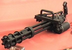 XM214 Microgun. Представляет собой облегчённый малокалиберный вариант пулемёта М134 Миниган под патрон 5,56 45 мм с ещё большим темпом стрельбы, однако в серию он не пошёл. Проект использования этого оружия в качестве "ручного" был свернут еще на стадии эскизов, но станковый вариант выпускался малой серией (всего изготовили 127 единиц). Масса: 10,2 (тело пулемёта), 38,6 (пулемёт в сборе со станком М122, встроенной батареей и контейнером с 1000 патронов). Скорострельность: от 400 до 6000 выстрелов/мин.