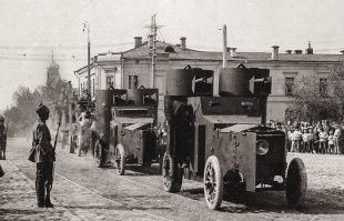 Это Казань. Парад ударно-огневой бригады перед отправкой на  фронт. 1920г.