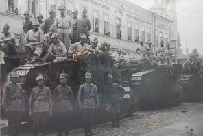 Это Казань. Парад ударно-огневой бригады перед отправкой на  фронт. 1920г.