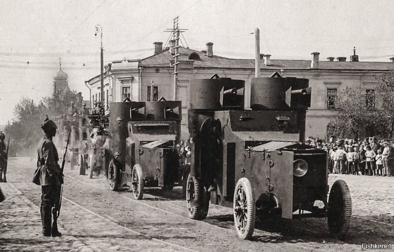 Это Казань. Парад ударно-огневой бригады перед отправкой на  фронт. 1920г.