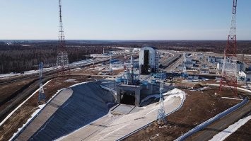 А построить как учили академики и используя опыт предшественников не судьба?Вон они,две красно-белые вышки по бокам с молниеотводами.А заодно нормальный стартовый стол с газоотводом.