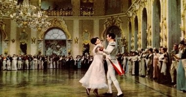 Тацует офицер в форме.