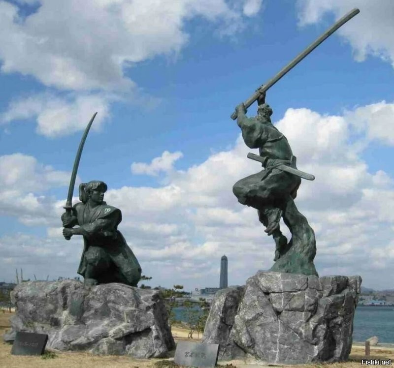 Кстати, слева изображён легендарный Миямото Мусаси, тот самый восхитительный раздолбай, который убил веслом не менее легендарного Сасаки Кодзиро. Этой эпичой дуэли даже памятник поставили.