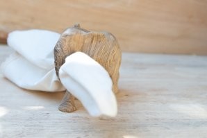 Коробка к слонам не имеет отношения. Слоны действительно держатели салфеток. Аналогично этому.