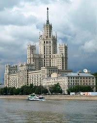Приземленная и однородная архитектура при проклятых коммунистах явно уступает дому из пивных банок, построенному благодаря капитализму и частной собственности.