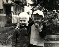 А счастливы именно потому, что тогда не нужно было миллиона условий, чтобы чувствовать себя счастливым, просто радовались жизни.