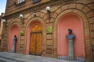 "Юные годы Владимира прошли в Бердянске. где с 1872 по 1879 годы он учился в мужской гимназии, там сегодня располагается Бердянский государственный педагогический университет. 

Именно здесь, на ступенях учебного заведения, установлен первый на родине памятник Хавкину: крупные черты лица, уверенный взгляд, простые и сильные слова на постаменте: «Он спас мир от холеры и чумы». 

Получив приличное для молодого человека образование, он покинул Бердянск и отправился учиться в Императорский Новороссийский университет в Одессу".
